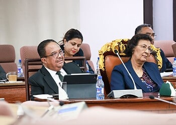 VP garandeert transparantie als basisuitgangspunt regering 1 Tijdens de start van de Algemene Politieke Beschouwingen (APB) op maandag 10 november 2025 reageerde vicepresident Gregory Rusland op opmerkingen van VHP-fractieleider Asiskumar Gajadien. Die stelde dat de minister van Justitie en Politie al zeker drie maanden onrechtmatig middelen zou onttrekken aan de Deviezencommissie.