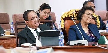 VP garandeert transparantie als basisuitgangspunt regering 1 Tijdens de start van de Algemene Politieke Beschouwingen (APB) op maandag 10 november 2025 reageerde vicepresident Gregory Rusland op opmerkingen van VHP-fractieleider Asiskumar Gajadien. Die stelde dat de minister van Justitie en Politie al zeker drie maanden onrechtmatig middelen zou onttrekken aan de Deviezencommissie.