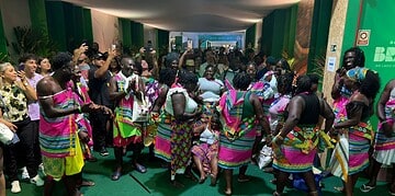 VSG cop 30 1 De Vereniging Samaaka Gemeenschappen (VSG) heeft tijdens de 30e VN-klimaatconferentie (COP30) in Belém (Brazilië) nadrukkelijk aandacht gevraagd voor de positie van de Saamaka als hoeders van het Surinaams bos.