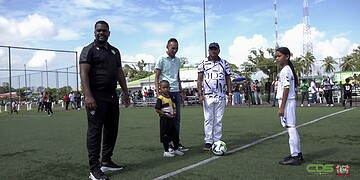 WhatsApp Image 2025 11 01 at 13.02.17 1 Op de velden van Owru Cul was zaterdag duidelijk te zien waar het in het Surinaamse voetbal begint: bij de jeugd. Jongens en meisjes uit verschillende leeftijdscategorieën kwamen in actie voor de eerste speelronde van de nieuwe jeugdcompetitie van de SVB. Ook ouders, familieleden en vrienden waren in groten getale aanwezig om de jonge spelers aan te moedigen.