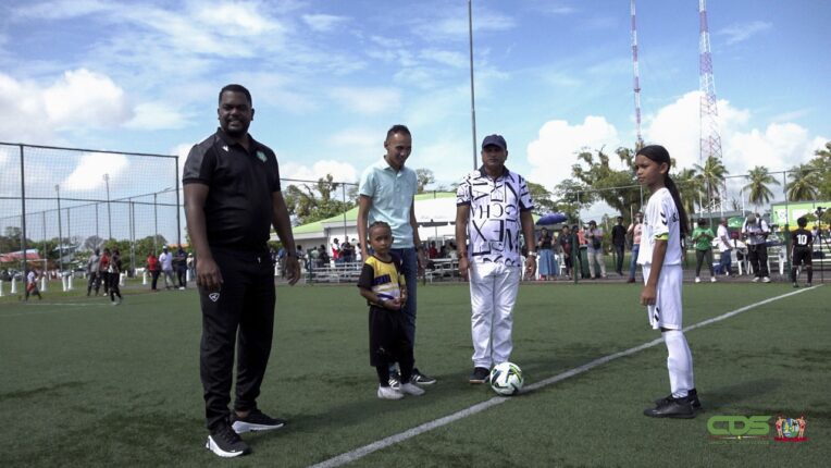WhatsApp Image 2025 11 01 at 13.02.17 1 Op de velden van Owru Cul was zaterdag duidelijk te zien waar het in het Surinaamse voetbal begint: bij de jeugd. Jongens en meisjes uit verschillende leeftijdscategorieën kwamen in actie voor de eerste speelronde van de nieuwe jeugdcompetitie van de SVB. Ook ouders, familieleden en vrienden waren in groten getale aanwezig om de jonge spelers aan te moedigen.