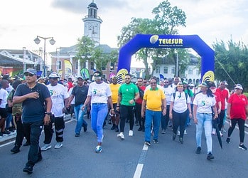 WhatsApp Image 2025 11 01 at 19.25.20 2 Pigot benadrukte het belang van gezondheid én saamhorigheid. “Lopen is gezond. Lopen moeten we dagelijks doen zodat we een gezond volk kunnen hebben,” aldus de coördinator. Hij koppelde de sportieve aftrap aan de boodschap van nationale verbondenheid in aanloop naar Srefidensi. “We zijn 50 jaar en laten we als Surinamers optrekken. We zijn één volk. Laten we in oprechtheid en eenheid samen gaan om dit land verder op te bouwen.”