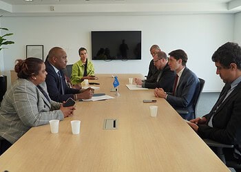 WhatsApp Image 2025 11 03 at 18.27.57 Suriname onderzoekt een nauwere samenwerking en mogelijk lidmaatschap bij UN Tourism, de toerismeorganisatie van de Verenigde Naties. Minister Melvin Bouva van Buitenlandse Zaken, Internationale Handel en Samenwerking (BIS) heeft maandag in Rio de Janeiro een eerste officiële ontmoeting gehad met de leiding van het Regionaal Kantoor van UN Tourism voor Latijns-Amerika en het Caribisch gebied.