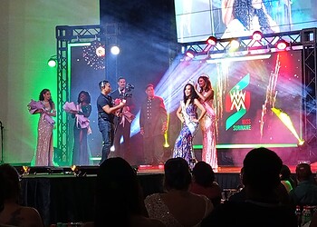 WhatsApp Image 2025 11 03 at 9.28.18 AM “Het is de eerste keer in de geschiedenis van Suriname dat wij een moeder hebben gekroond”, zegt Jermaine Tjin A Koeng, National Director en oprichter van Jatak Consultancy. Op zondag 2 november werd er een nieuwe Miss Suriname 2026 gekozen. Eunike Lioe A Joe werd als de nieuwe miss gekozen uit de zeven contestanten die mee hebben gedaan met de missverkiezing...