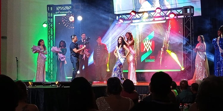 Eunike Lioe A Joe gekroond tot nieuwe Miss Suriname 2026: Inclusiviteit en women empowerment centraal 1 WhatsApp Image 2025 11 03 at 9.28.18 AM “Het is de eerste keer in de geschiedenis van Suriname dat wij een moeder hebben gekroond”, zegt Jermaine Tjin A Koeng, National Director en oprichter van Jatak Consultancy. Op zondag 2 november werd er een nieuwe Miss Suriname 2026 gekozen. Eunike Lioe A Joe werd als de nieuwe miss gekozen uit de zeven contestanten die mee hebben gedaan met de missverkiezing...