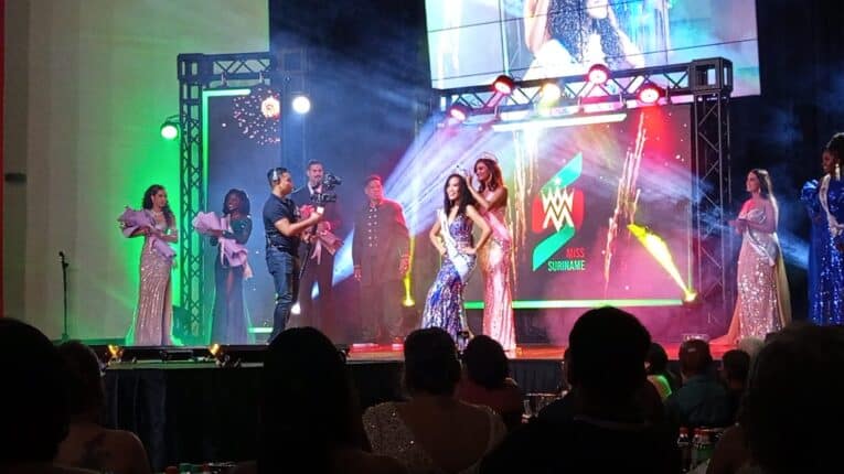 WhatsApp Image 2025 11 03 at 9.28.18 AM “Het is de eerste keer in de geschiedenis van Suriname dat wij een moeder hebben gekroond”, zegt Jermaine Tjin A Koeng, National Director en oprichter van Jatak Consultancy. Op zondag 2 november werd er een nieuwe Miss Suriname 2026 gekozen. Eunike Lioe A Joe werd als de nieuwe miss gekozen uit de zeven contestanten die mee hebben gedaan met de missverkiezing...