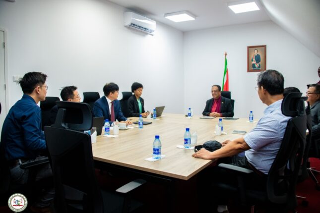 WhatsApp Image 2025 11 04 at 18.09.37 d59aa7de De regering zal de onderhandelingen met bauxietgigant Chinalco hervatten om te komen tot een betere overeenkomst voor Suriname. Het eerder bereikte akkoord met de vorige regering wordt opnieuw tegen het licht gehouden. Hiervoor wordt een speciale commissie ingesteld die namens de regering het gesprek met het Chinese bedrijf zal voeren.