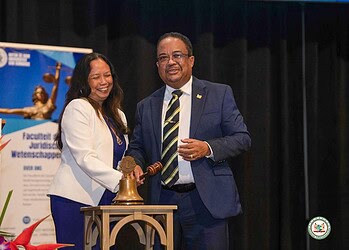 WhatsApp Image 2025 11 05 at 14.46.23 b3e9bab5 Vicepresident Gregory Rusland heeft op woensdag 5 november 2025 het symposium van de Faculteit der Juridische Wetenschappen van de Anton de Kom Universiteit van Suriname officieel geopend. De bijeenkomst, gehouden in de eventzaal van High Rise Assuria, stond in het teken van 50 jaar staatkundige onafhankelijkheid en had als thema: “50 jaar Maatschappij in Ontwikkeling: Mens, Staat en Gemeenschap”.