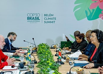 WhatsApp Image 2025 11 06 at 11.46.30 2 De klimaattop van 2025, ook wel COP30 genoemd, vindt nu plaats in Belém, Brazilië.’ Aangezien Suriname een van de meest bosrijke en carbon negatieve landen ter wereld is, is president Simons' deelname aan de Belém Climate Summit dus van strategisch belang voor Suriname. Met haar aanwezigheid benadrukt zij opnieuw de betrokkenheid van Suriname bij wereldwijde klimaatactie en het streven om een actieve bijdrage te leveren aan de internationale klimaatdoelen. Onze president is maandag 3 november vertrokken naar Brazilië waar zij tot en met 7 november diverse bijeenkomsten zal bijwonen. Met haar deelname aan COP30 onderstreept president Simons de ambitie van Suriname om een voorbeeldrol te vervullen in duurzaam bosbeheer, natuurbehoud en klimaatactie, en haar inzet voor een rechtvaardige en duurzame toekomst voor het land en de wereld.