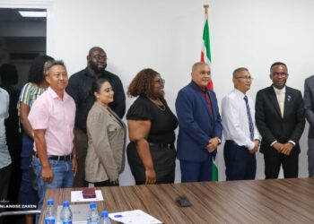 WhatsApp Image 2025 11 06 at 14.28.56 7c3aeb1d 1536x808 1 Het Ministerie van Binnenlandse Zaken (BiZa) heeft deze week een delegatie van de CARICOM Implementation Agency for Crime and Security (IMPACS) ontvangen voor overleg over de afronding van de vernieuwde CARICOM Security Strategy (CSS). Deze strategie vormt het belangrijkste beleidskader voor veiligheid, rechtshandhaving en crisisbeheersing binnen de Caribische regio.