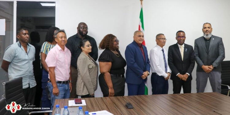 Suriname scherpt nationale veiligheidsstrategie aan binnen kader CARICOM Security Strategy 1 WhatsApp Image 2025 11 06 at 14.28.56 7c3aeb1d 1536x808 1 Het Ministerie van Binnenlandse Zaken (BiZa) heeft deze week een delegatie van de CARICOM Implementation Agency for Crime and Security (IMPACS) ontvangen voor overleg over de afronding van de vernieuwde CARICOM Security Strategy (CSS). Deze strategie vormt het belangrijkste beleidskader voor veiligheid, rechtshandhaving en crisisbeheersing binnen de Caribische regio.