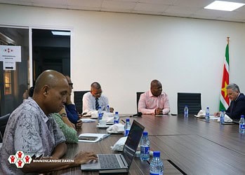 WhatsApp Image 2025 11 06 at 14.56.55 ce7ec3cc 1536x778 1 Minister van Binnenlandse Zaken, Marinus Bee, heeft op woensdag 5 november een delegatie van het United Nations Development Programme (UNDP) ontvangen voor overleg over de verdere versterking van het verkiezingsproces in Suriname. Het gesprek vond plaats op het kabinet van de minister.