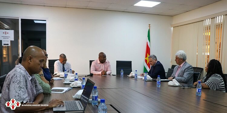 Bee bespreekt met UNDP verdere modernisering Surinaams verkiezingsproces 1 WhatsApp Image 2025 11 06 at 14.56.55 ce7ec3cc 1536x778 1 Minister van Binnenlandse Zaken, Marinus Bee, heeft op woensdag 5 november een delegatie van het United Nations Development Programme (UNDP) ontvangen voor overleg over de verdere versterking van het verkiezingsproces in Suriname. Het gesprek vond plaats op het kabinet van de minister.