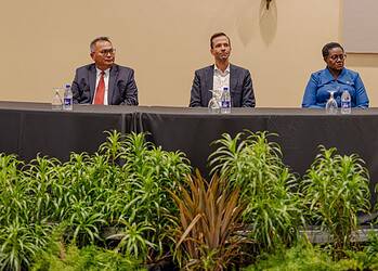 WhatsApp Image 2025 11 06 at 16.42.42 Suriname heeft gisteren, vrijdag 7 november de Nationale Financiële Inclusie- en Educatiestrategie (NFIES) 2024–2027 officieel gelanceerd. Dit gebeurde tijdens het Nationaal Symposium over Financiële Inclusie en Educatie, georganiseerd door de Centrale Bank van Suriname (CBvS) in samenwerking met het ministerie van Financiën en Planning.