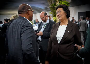 WhatsApp Image 2025 11 07 at 06.49.26 1 President Jennifer Simons heeft tijdens de Belém Climate Summit in Brazilië stevig gepleit voor snelle en eerlijke klimaatfinanciering voor landen met veel bos en weinig ontbossing (HFLD-landen), zoals Suriname. Volgens haar kan de internationale gemeenschap zich niet langer beperken tot mooie woorden, maar moet zij concrete middelen beschikbaar stellen.