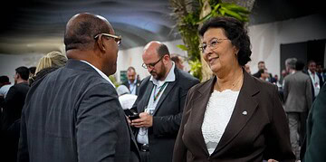 WhatsApp Image 2025 11 07 at 06.49.26 1 President Jennifer Simons heeft tijdens de Belém Climate Summit in Brazilië stevig gepleit voor snelle en eerlijke klimaatfinanciering voor landen met veel bos en weinig ontbossing (HFLD-landen), zoals Suriname. Volgens haar kan de internationale gemeenschap zich niet langer beperken tot mooie woorden, maar moet zij concrete middelen beschikbaar stellen.