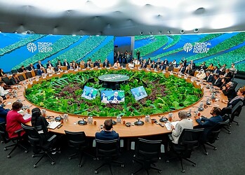 WhatsApp Image 2025 11 07 at 22.08.23 1 Suriname schaart zich achter de oprichting van de Tropical Forests Forever Facility (TFFF), een nieuw internationaal financieringsmechanisme dat landen met veel bos moet belonen voor hun bijdrage aan het wereldwijde klimaatbeleid. De lancering vond plaats tijdens de Belém Climate Summit in Brazilië, in aanwezigheid van de Braziliaanse president Luiz Inácio Lula da Silva en diverse staatshoofden en regeringsleiders uit bosrijke landen.