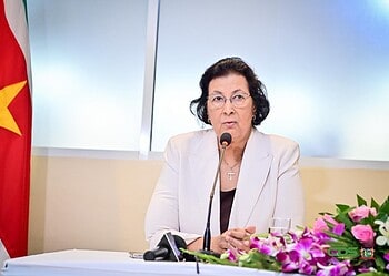 WhatsApp Image 2025 11 08 at 16.25.42 President Jennifer Simons stelt dat alle gronduitgiften die in de afgelopen vijf jaar hebben plaatsgevonden, onwettig zijn en daardoor van rechtswege nietig. Volgens haar hebben de verantwoordelijke instanties zich niet gehouden aan de voorschriften van de Anticorruptiewet.