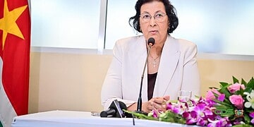 WhatsApp Image 2025 11 08 at 16.25.42 President Jennifer Simons stelt dat alle gronduitgiften die in de afgelopen vijf jaar hebben plaatsgevonden, onwettig zijn en daardoor van rechtswege nietig. Volgens haar hebben de verantwoordelijke instanties zich niet gehouden aan de voorschriften van de Anticorruptiewet.