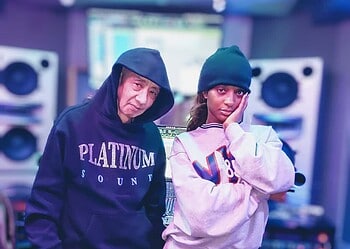 foto: ayra starr en serge in de studio