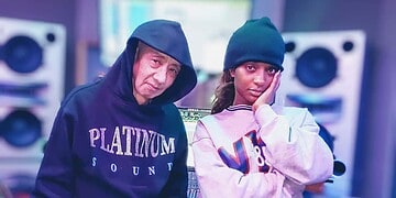 foto: ayra starr en serge in de studio