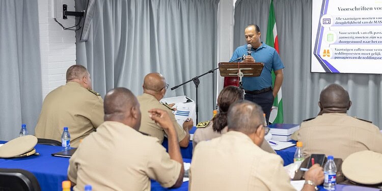 MAS en districtscommissarissen scherpen toezicht op waterwegen aan 1 WhatsApp Image 2025 11 11 at 14.57.38 De Maritieme Autoriteit Suriname (MAS) heeft dinsdag 11 november 2025 op haar terrein een overleg gehouden met alle districtscommissarissen (dc’s) over de handhaving van de scheepvaartwetgeving. Doel van de bijeenkomst is het toezicht op de verschillende waterwegen landelijk op te voeren en de samenwerking tussen MAS en commissariaten te versterken.