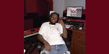 WhatsApp Image 2025 11 13 at 16.25.57 Zijn artiestennaam, Seth Baas, ontstond spontaan. De bijnaam “Seth” kreeg hij van zijn buurjongen, die de eerste letters van zijn voornamen combineerde. “Baas” voegde hij er zelf aan toe, een woord dat kracht en zelfvertrouwen uitstraalt. De naam werd een symbool voor zijn persoonlijke groei: van iemand die toekeek naar iemand die zijn eigen pad durfde te bewandelen.