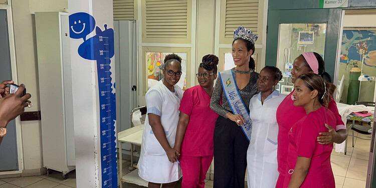 WhatsApp Image 2025 11 13 at 19.17.20 De kinderafdelingen van het Academisch Ziekenhuis Paramaribo (AZP) en het Diakonessen Ziekenhuis kregen deze week bijzonder bezoek. Voor het tweede achtereenvolgende jaar organiseerden Stichting Woman Connect to Succes en de Courtyard Marriott Children Foundation een knuffelactie voor zieke kinderen. In totaal werden 75 knuffels uitgedeeld om de jonge patiëntjes een moment van warmte en afleiding te bezorgen.