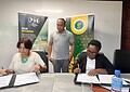 WhatsApp Image 2025 11 14 at 14.52.39 1536x1152 1 Het ministerie van Natuurlijke Hulpbronnen (NH), via het directoraat Water, en de Stichting Amazon Conservation Team Guianas (ACT-G) hebben een Memorandum of Understanding (MoU) gesloten om nauwer samen te werken op het gebied van duurzaam waterbeheer en milieubescherming. De intentieverklaring is op vrijdag 14 november ondertekend door directeur Water, Gonda Asadang, en ACT-G-directeur Minu Parahoe.