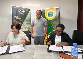 WhatsApp Image 2025 11 14 at 14.52.39 1536x1152 1 Het ministerie van Natuurlijke Hulpbronnen (NH), via het directoraat Water, en de Stichting Amazon Conservation Team Guianas (ACT-G) hebben een Memorandum of Understanding (MoU) gesloten om nauwer samen te werken op het gebied van duurzaam waterbeheer en milieubescherming. De intentieverklaring is op vrijdag 14 november ondertekend door directeur Water, Gonda Asadang, en ACT-G-directeur Minu Parahoe.