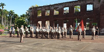 WhatsApp Image 2025 11 16 at 10.36.15 AM Elk jaar reist er een delegatie van de Troepenmacht in Suriname (TRIS) af naar ons land om de viering van staatkundige onafhankelijkheid bij te wonen. Tijdens de parade en het defilé reden ze totnogtoe in een zogeheten ‘drietonner’ mee achter de marcherende units.
