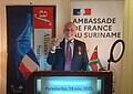 WhatsApp Image 2025 11 19 at 2.23.13 PM Met deze woorden startte dr. Ruben del Prado op dinsdagavond 18 november zijn acceptatiespeech, na ontvangst van een van de hoogste onderscheidingen van de Franse Republiek: Chevalier de la Légion d’Honneur, Ridder in het Legioen van Eer. In de residentie van ambassadeur Nicolas de Bouillane de Lacoste kreeg hij de medaille opgespeld door de Franse diplomaat, op voordracht van de Franse president Emmanuel Macron. “Voor zijn inzet voor de geneeskunde, de strijd tegen aids, de hiv-pandemie, de volksgezondheid op alle continenten en voor het opnieuw opstarten van de Alliance Française in Suriname”, lichtte De Lacoste toe, na een opsomming van Del Prado’s staat van dienst.