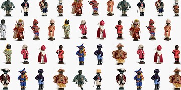 WhatsApp Image 2025 11 19 at 9.00.43 PM Het wereldberoemde standbeeld Manneken Pis in Brussel krijgt op 25 november een Surinaams kostuum, ter gelegenheid van 50 jaar staatkundige onafhankelijkheid van Suriname. Op initiatief van de Surinaamse ambassadeur in België, Gilbert van Lierop, zal dit nieuwste pak van het bronzen jongetje worden opgenomen in de indrukwekkende garderobe van meer dan duizend traditionele klederdrachten uit alle werelddelen