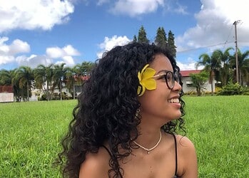 WhatsApp Image 2025 11 23 at 00.02.02 Autisme wordt vaak gezien, maar zelden echt begrepen. Veel mensen denken aan stereotype beelden: iemand die geen oogcontact maakt, iemand die altijd uitblinkt in wiskunde, of iemand die sociaal onhandig is. Maar achter deze clichés schuilt een realiteit die veel breder, menselijker en kwetsbaarder is.