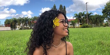 WhatsApp Image 2025 11 23 at 00.02.02 Autisme wordt vaak gezien, maar zelden echt begrepen. Veel mensen denken aan stereotype beelden: iemand die geen oogcontact maakt, iemand die altijd uitblinkt in wiskunde, of iemand die sociaal onhandig is. Maar achter deze clichés schuilt een realiteit die veel breder, menselijker en kwetsbaarder is.