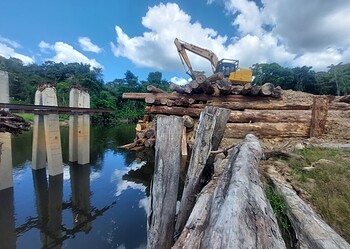 WhatsApp Image 2025 11 23 at 10.47.09 PM Ondernemers die hun arbeiders en machines hebben ingezet om de weg van Nickerie naar Apoera open te slaan, kunnen al twee dagen geen werkzaamheden verrichten, omdat ze geen brandstof hebben. “We betalen onze arbeiders gewoon, maar zitten nu zonder brandstof, dus we hebben de weg niet verder kunnen openstoten”, zegt een van de ondernemers die in de houtkap zit.
