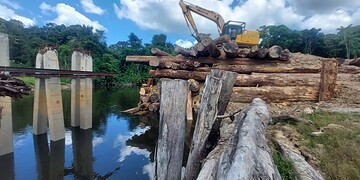 WhatsApp Image 2025 11 23 at 10.47.09 PM Ondernemers die hun arbeiders en machines hebben ingezet om de weg van Nickerie naar Apoera open te slaan, kunnen al twee dagen geen werkzaamheden verrichten, omdat ze geen brandstof hebben. “We betalen onze arbeiders gewoon, maar zitten nu zonder brandstof, dus we hebben de weg niet verder kunnen openstoten”, zegt een van de ondernemers die in de houtkap zit.