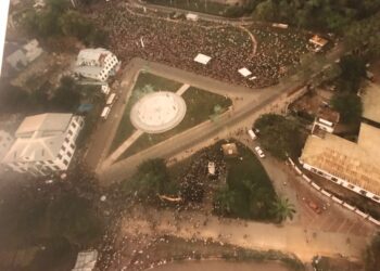 Het Onafhankelijkheidsplein in 1985 tijdens de viering van Srefidensi. | Foto: Herman Landsman