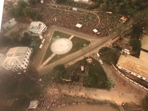 WhatsApp Image 2025 11 25 at 6.36.46 AM Eigenlijk is het feest toch niet geworden wat het had kunnen zijn. Stel je eens voor wat voor een dyugu dyugu het was geworden met 50 jaar Srefidensi, als Natio zich direct had geplaatst voor het WK. Bijna eenieder die ik sprak, was van mening dat het mislopen van directe plaatsing voor het globale voetbalfeest van volgend jaar in de VS, Canada en Mexico een beetje een domper had gelegd op de atmosfeer. En dan nog werd het groots genoeg.