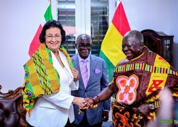 WhatsApp Image 2025 11 26 at 21.27.23 2 Koning Otumfuo Osei Tutu II van het Ashanti-rijk (Ghana) heeft woensdag 26 november 2025 een officieel bezoek gebracht aan president Jennifer Simons op het presidentieel paleis. In gesprekken met de regering én het Traditioneel Gezag kwamen onder meer historische verbondenheid, samenwerking tussen gemeenschappen en concrete bilaterale plannen zoals onderwijs, zorg en een mogelijke directe vliegverbinding aan bod.