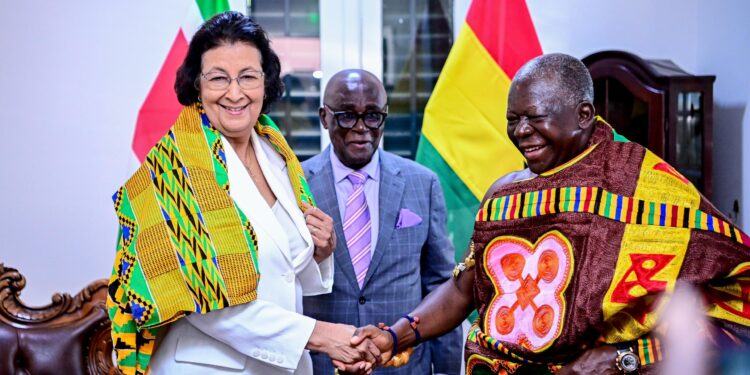 Simons ontvangt Koning Otumfuo Osei Tutu II 1 WhatsApp Image 2025 11 26 at 21.27.23 2 Koning Otumfuo Osei Tutu II van het Ashanti-rijk (Ghana) heeft woensdag 26 november 2025 een officieel bezoek gebracht aan president Jennifer Simons op het presidentieel paleis. In gesprekken met de regering én het Traditioneel Gezag kwamen onder meer historische verbondenheid, samenwerking tussen gemeenschappen en concrete bilaterale plannen zoals onderwijs, zorg en een mogelijke directe vliegverbinding aan bod.