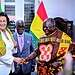 Simons ontvangt Koning Otumfuo Osei Tutu II 10 WhatsApp Image 2025 11 26 at 21.27.23 2 Koning Otumfuo Osei Tutu II van het Ashanti-rijk (Ghana) heeft woensdag 26 november 2025 een officieel bezoek gebracht aan president Jennifer Simons op het presidentieel paleis. In gesprekken met de regering én het Traditioneel Gezag kwamen onder meer historische verbondenheid, samenwerking tussen gemeenschappen en concrete bilaterale plannen zoals onderwijs, zorg en een mogelijke directe vliegverbinding aan bod.