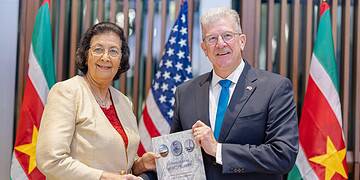WhatsApp Image 2025 11 26 at 23.04.38 2 Suriname en de Verenigde Staten hebben woensdag 26 november 2025 op de Amerikaanse ambassade in Paramaribo stilgestaan bij 50 jaar diplomatieke betrekkingen. Tijdens de plechtigheid spraken president Jennifer Simons en de Amerikaanse ambassadeur Robert Faucher over de historische ontwikkeling van de band en de gewenste koers voor de toekomst.