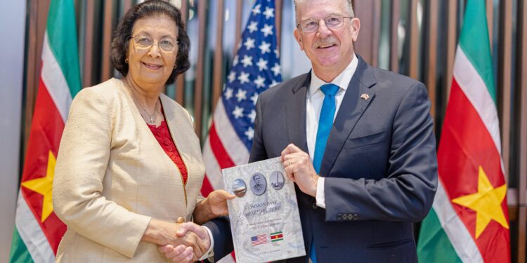 WhatsApp Image 2025 11 26 at 23.04.38 2 Suriname en de Verenigde Staten hebben woensdag 26 november 2025 op de Amerikaanse ambassade in Paramaribo stilgestaan bij 50 jaar diplomatieke betrekkingen. Tijdens de plechtigheid spraken president Jennifer Simons en de Amerikaanse ambassadeur Robert Faucher over de historische ontwikkeling van de band en de gewenste koers voor de toekomst.