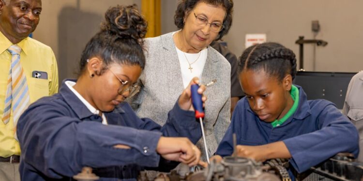 WhatsApp Image 2025 11 27 at 14.52.42 4 President Jennifer Simons heeft tijdens een oriëntatiebezoek aan het Natuurtechnisch Instituut (NATIN) op donderdag 27 november benadrukt dat technisch beroepsonderwijs een sleutelrol speelt in de economische toekomst van Suriname. Volgens het staatshoofd is het beroepsonderwijs de motor voor de diversificatie van de economie en daarmee essentieel om het land minder afhankelijk te maken van import en één sector.