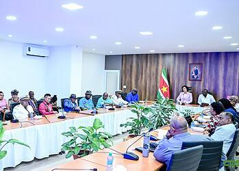 WhatsApp Image 2025 11 28 at 19.28.20 Tijdens de bijeenkomst is vooral gesproken over de voorbereiding van het aanstaande staatsbezoek van het Nederlandse koningspaar, koning Willem-Alexander en koningin Máxima, en de geplande ontmoeting met vertegenwoordigers van Inheemse en Tribale gemeenschappen.