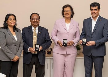 WhatsApp Image 2025 11 28 at 23.45.24 De Centrale Bank van Suriname (CBvS) heeft ter markering van 50 jaar Staatkundige Onafhankelijkheid een bijzondere gedenkpenning laten slaan. Gouverneur Maurice Roemer overhandigde de munt op vrijdag 28 november 2025 aan president Jennifer Simons. Tijdens dezelfde ceremonie ontvingen ook vicepresident Gregory Rusland en parlementsvoorzitter Ashwin Adhin een exemplaar.