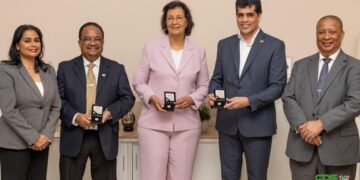 WhatsApp Image 2025 11 28 at 23.45.24 De Centrale Bank van Suriname (CBvS) heeft ter markering van 50 jaar Staatkundige Onafhankelijkheid een bijzondere gedenkpenning laten slaan. Gouverneur Maurice Roemer overhandigde de munt op vrijdag 28 november 2025 aan president Jennifer Simons. Tijdens dezelfde ceremonie ontvingen ook vicepresident Gregory Rusland en parlementsvoorzitter Ashwin Adhin een exemplaar.