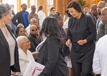 afscheid oud president4 Suriname heeft dinsdag 11 november 2025 op waardige wijze afscheid genomen van oud-president Runaldo Ronald Venetiaan. Het voormalige staatshoofd overleed op woensdag 5 november 2025 op 89-jarige leeftijd. Na een uitvaartdienst in de St. Petrus en Paulus Kathedrale Basiliek is zijn lichaam dinsdag gecremeerd.