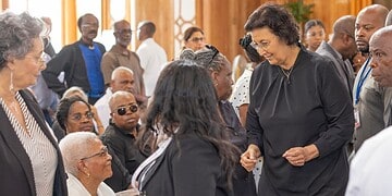 afscheid oud president4 Suriname heeft dinsdag 11 november 2025 op waardige wijze afscheid genomen van oud-president Runaldo Ronald Venetiaan. Het voormalige staatshoofd overleed op woensdag 5 november 2025 op 89-jarige leeftijd. Na een uitvaartdienst in de St. Petrus en Paulus Kathedrale Basiliek is zijn lichaam dinsdag gecremeerd.